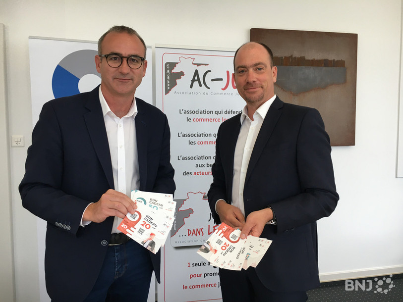 L'Association du commerce jurassien a créé des bons cadeaux au niveau cantonal grâce à l'impulsion de l'Hôpital du Jura. (de gauche à droite: Thomas Schaffter, président de l'AC-Ju et Thierry Charmillot, directeur de l'H-JU)