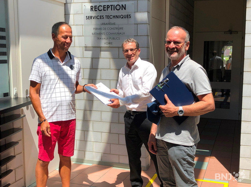 La pétition a été remise lundi après-midi à Jean-François de Cerjat, administrateur communal à Boudry, par Christian Küffer (à gauche), président de l'Association boudrysanne des commerçants et artisans, et Patrice Kull, secrétaire de l'association.