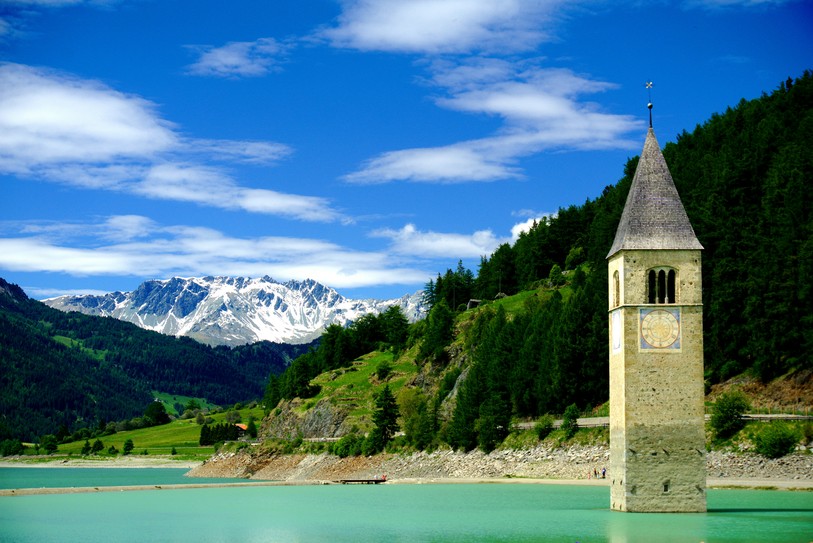 Clocher de l’église de Curon Venosta, Italie. Photo : Unsplash