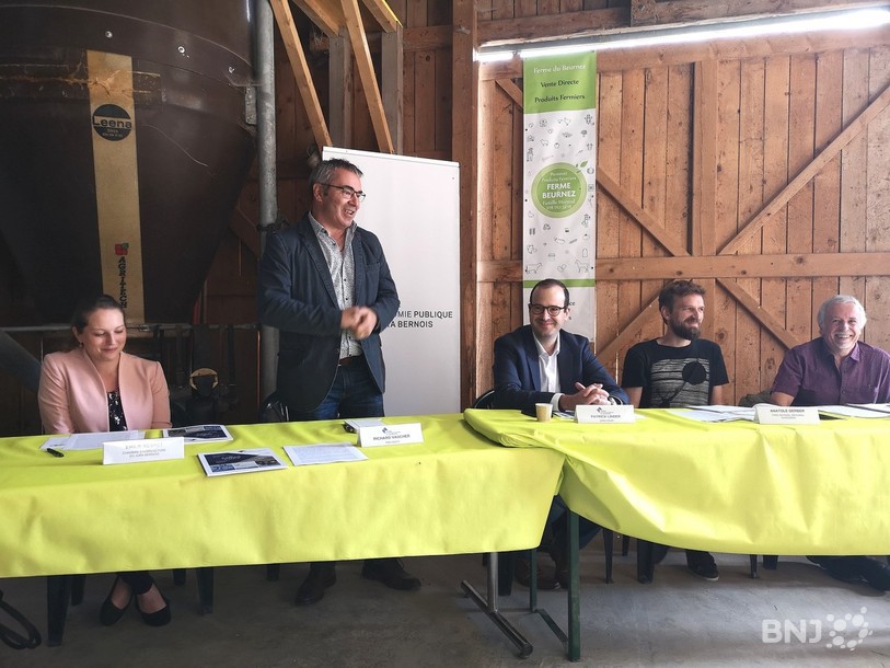 Emilie Beuret (CAJB), Richard Vaucher (CEP), Patrick Linder (CEP), Anatole Gerber (Parc Chasseral) et André Tellenbach (Lignum Jura bernois) ont travaillé ensemble à l'élaboration des mesures de l'axe agricole et biodiversité