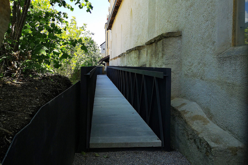 La nouvelle passerelle est installée au nord du cloître. (Photo : SP)