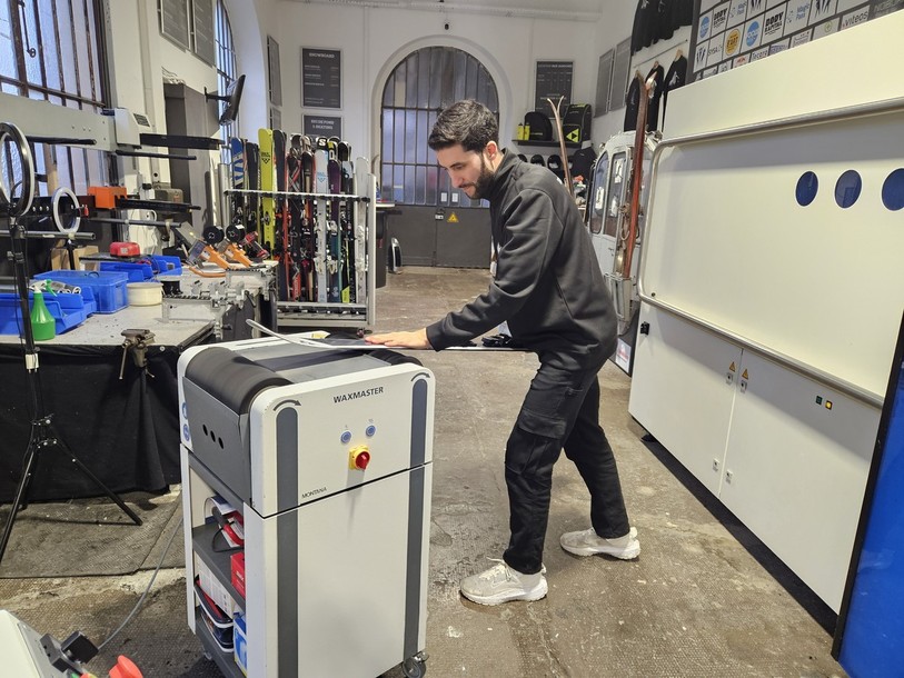 Si la grande machine permet un affûtage précis, Karim Hächler utilise également d'autres plus petites machines et outils pour réaliser un service complet.