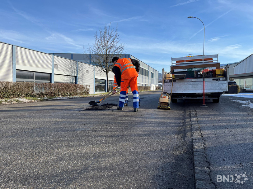 Ce mardi après-midi, des cantonniers étaient à pied d'œuvre dans le Val Terbi pour reboucher les nids-de-poule.