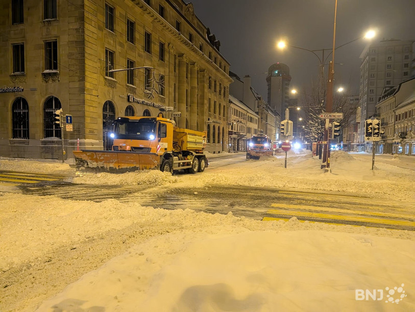 Il est 5h du matin, l'heure à laquelle quatre chasse-neige se succèdent sur le Pod pour déblayer l'artère principale de La Chaux-de-Fonds (photo : Bekir Omerovic).