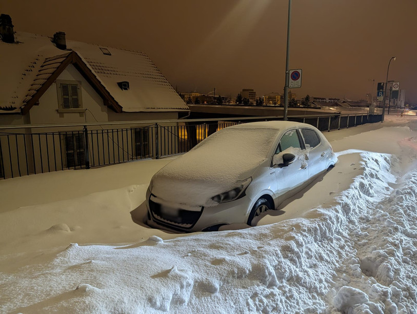 Une voiture ventouse sur la rue du Commerce, à La Chaux-de-Fonds.