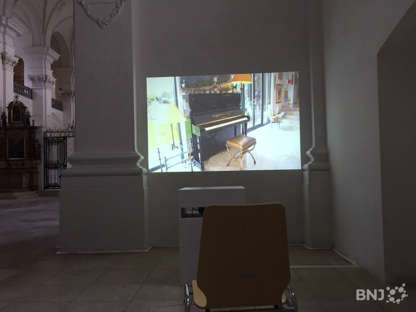 Des vidéos sont projetés dans les niches de la nef de l'Abbatiale de Bellelay.