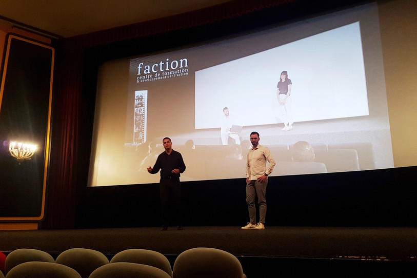 Un cinéma transformé en salle de cours, un moyen de garder ses distances tout en expérimentant un environnement nouveau. (Photo: Faction)