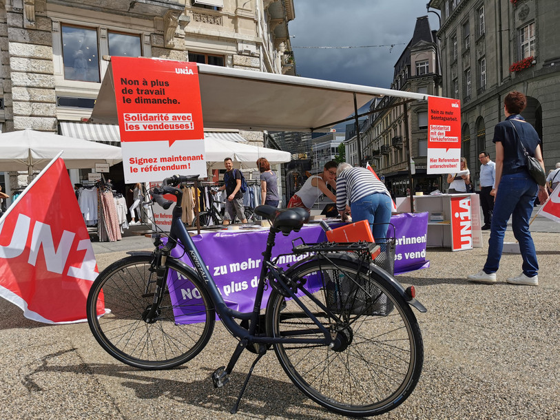 Le référendum contre la nouvelle loi sur le commerce et l'industrie a été lancé jeudi. (Photo : Unia Transjurane / Laura Osdautaj).