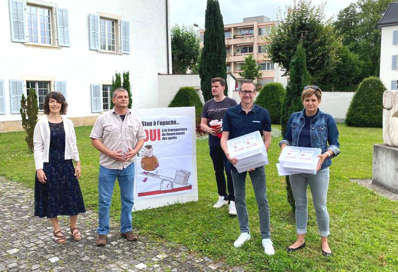 Le PSJ remet ici à la Chancellerie les signatures récoltées pour son initiative « Partis politique : place à la transparence ! ». (Photo : PSJ).