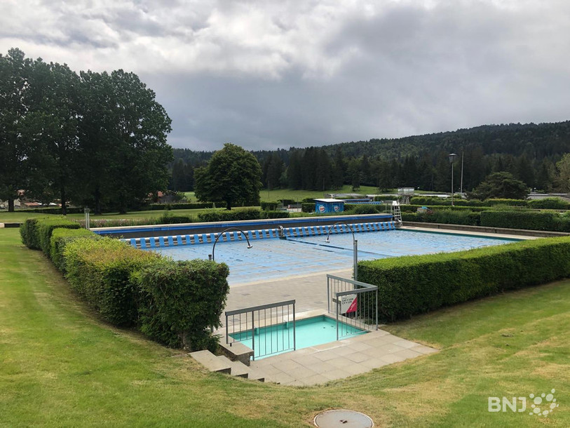 Tout est prêt à la piscine de Tramelan. Ne manque plus que le soleil...