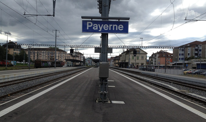 Un homme a été attaqué dans la nuit de mercredi à jeudi près de la gare de Payerne. (Photo libre de droits / Christophe95 / CC BY-SA).