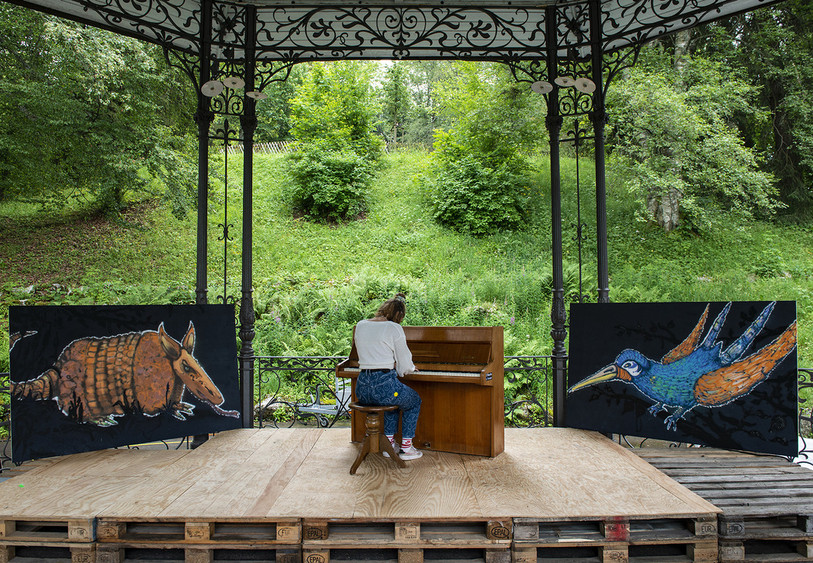 Jeanne Matthey a inauguré le piano installé dans le kiosque à musique du parc des Crêtets. (Photo : La Chaux-de-Fonds).