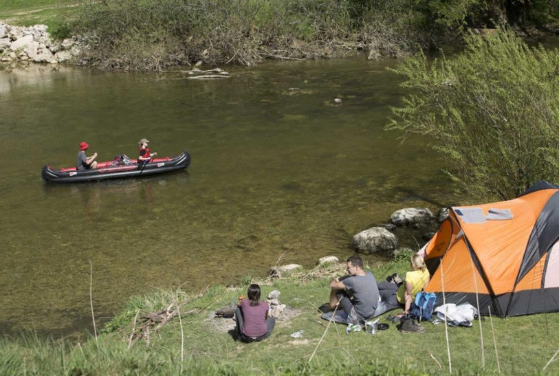 Les six étudiants ont rendu sensibles les visiteurs aux comportements à adopter. Sur le Doubs, par exemple, il est interdit de naviguer en bateau pneumatique et le comping sauvage n'est pas autorisé non plus (photo : Parc naturel régional du Doubs).