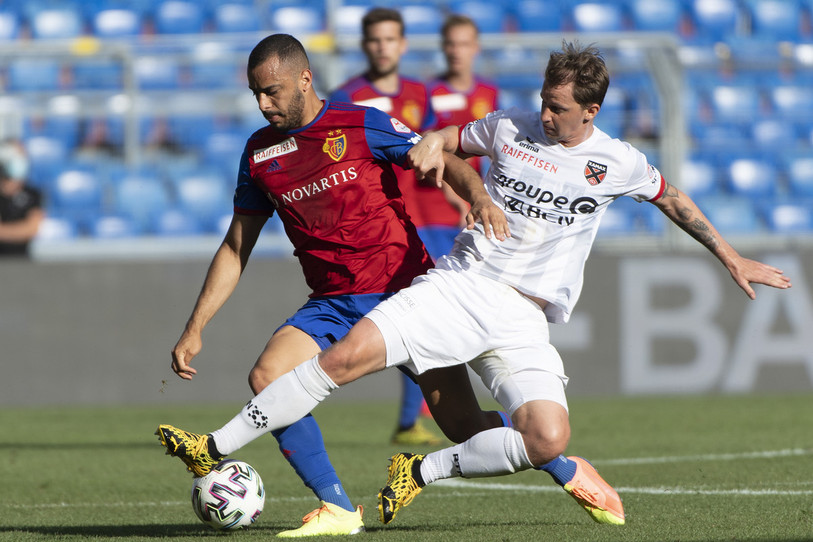 Andre Neitzke intervient devant Arthur Cabral mais c'est bien Bâle qui va finir par déborder Neuchâtel Xamax FCS (photo : KEYSTONE/Georgios Kefalas).