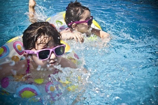 La piscine de Serrières est un lieu prisé des familles. (Image d'illustration: pixabay)