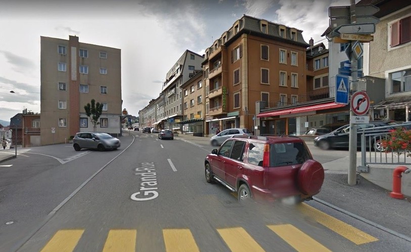 Un cycliste a été gravement blessé samedi à cette intersection sensible de la Grand-Rue à Tramelan (Photo : Google Street View)