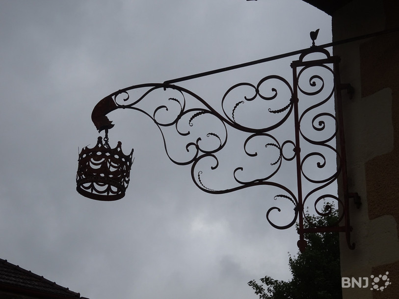 Cette enseigne n'a pas toujours été une couronne: à ses débuts, l'établissement s'appelait « Auberge de la Crosse de Bâle »