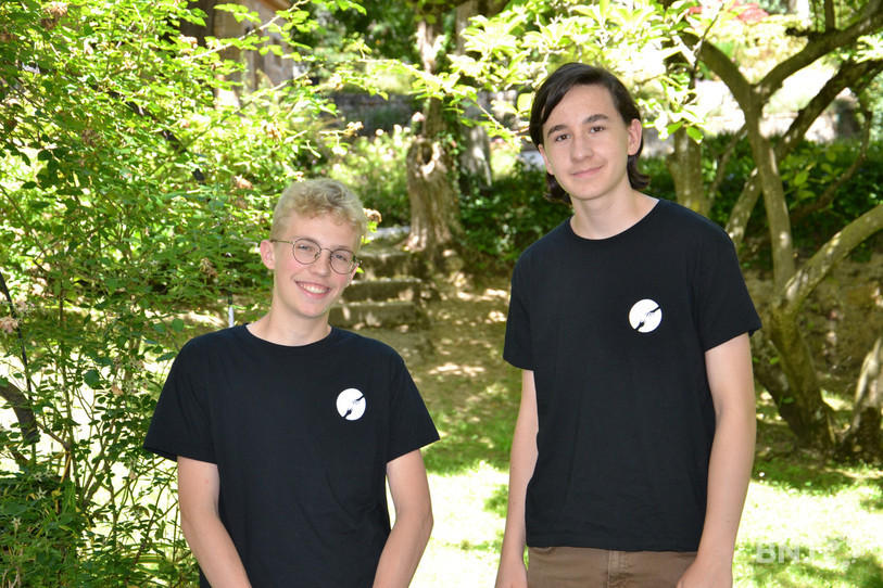 Maël Bürki (à gauche), coprésident de l'Association Senders Production, et Basile Schläfli, cameraman et attaché de production. 