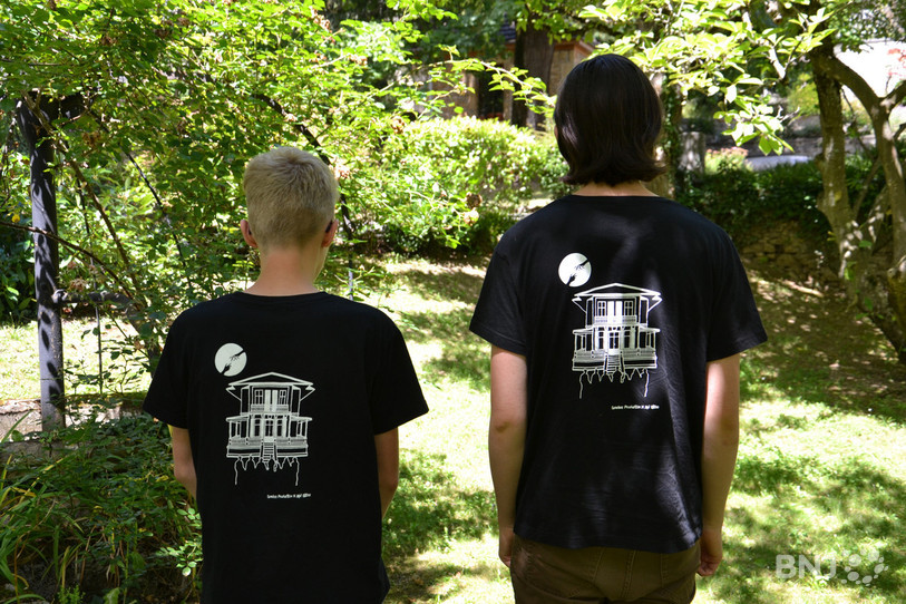 Les jeunes cinéastes ont poussé le détail jusqu'à créer des T-shirts à l'effigie de leur association Senders Production. 