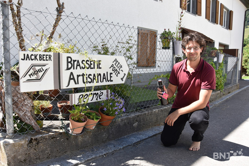 Jacky Michel devant le bâtiment de Grandval où il brasse sa Jack Beer.