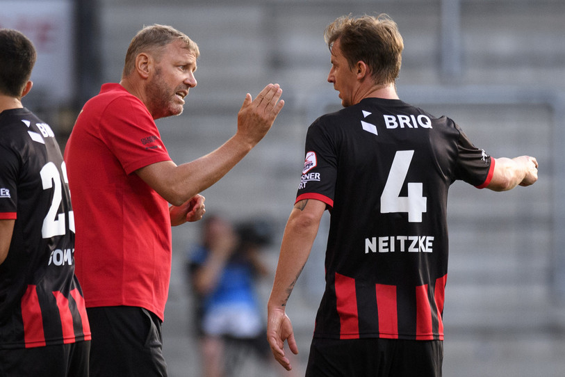 L'entraîneur de Neuchâtel Xamax FCS Stéphane Henchoz donne ses consignes à son défenseur Andre Neitzke (photo : KEYSTONE/Laurent Gillieron).