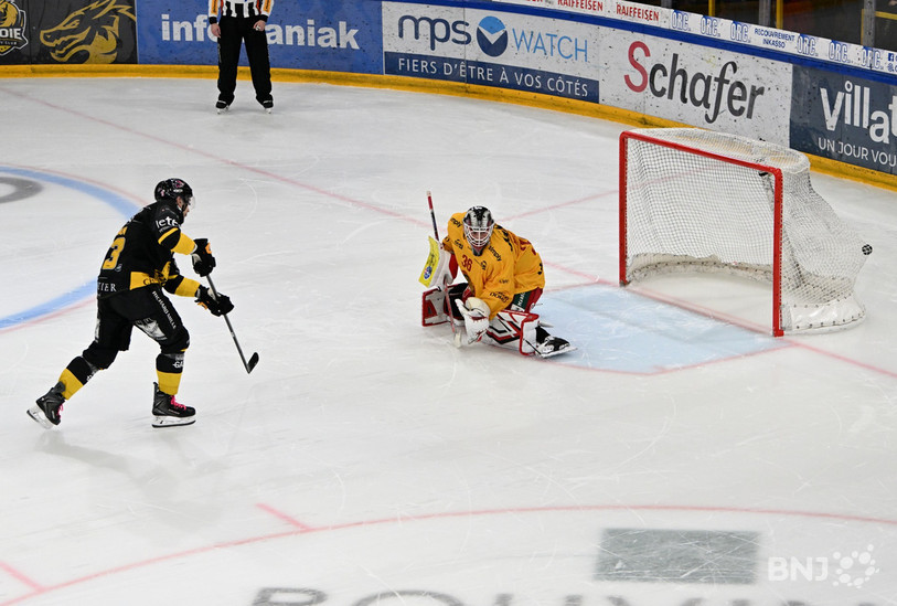 Un moment rare : Niklas Friman fait trembler les filets et inscrit le premier tir au but du HC Ajoie contre Langnau le 14 janvier dernier. (Photo : Georges Henz)