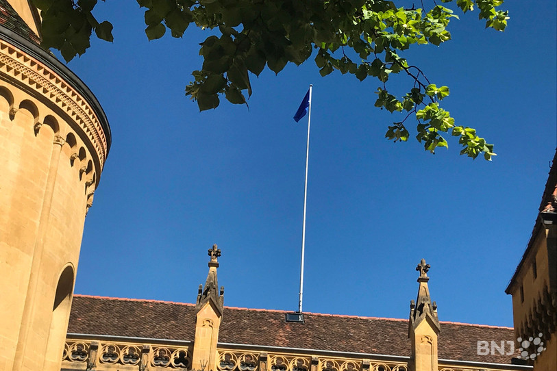 Le drapeau bleu flotte sur le Château de Neuchâtel, signe que la pandémie est toujours présente mais sous contrôle.