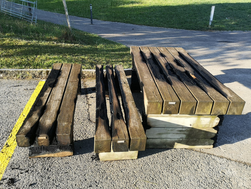 Le feu a endommagé le mobilier des installations de jeux de l'école primaire de l'Oiselier. (Photo : Police municipale de Porrentruy).