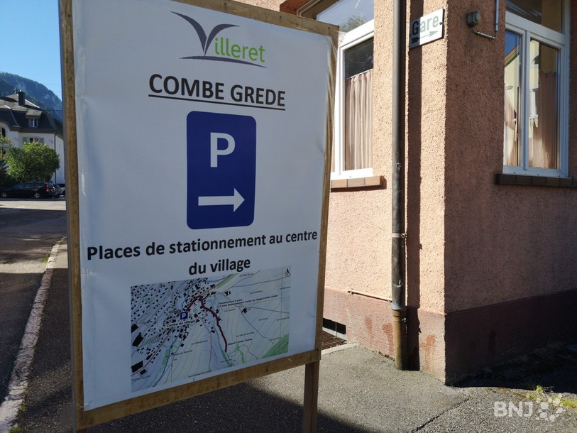 Cinq panneaux ont été installés dans la commune de Villeret pour rediriger les véhicules des promeneurs sur le parking du centre du village.