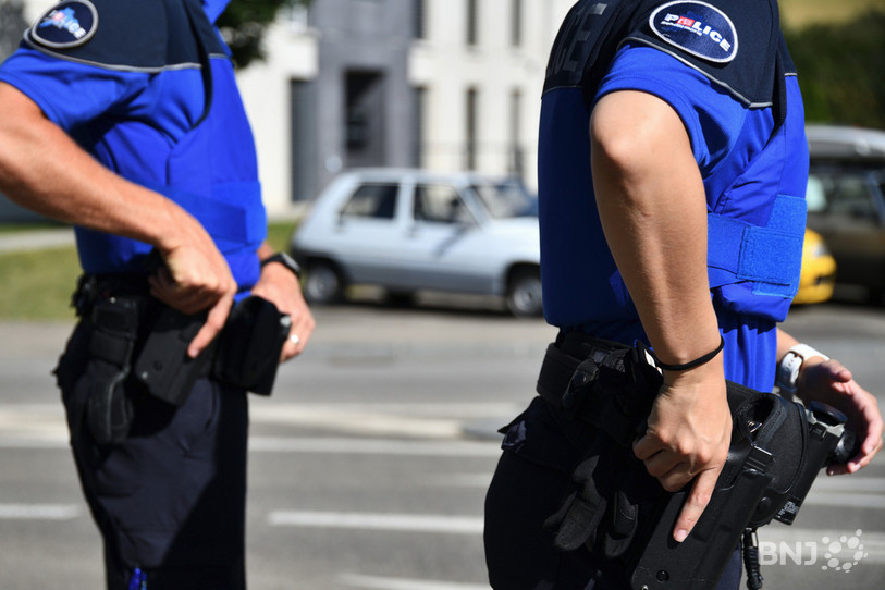 La police jurassienne a aussi été visée par des jets de projectiles. (Photo : Georges Henz)