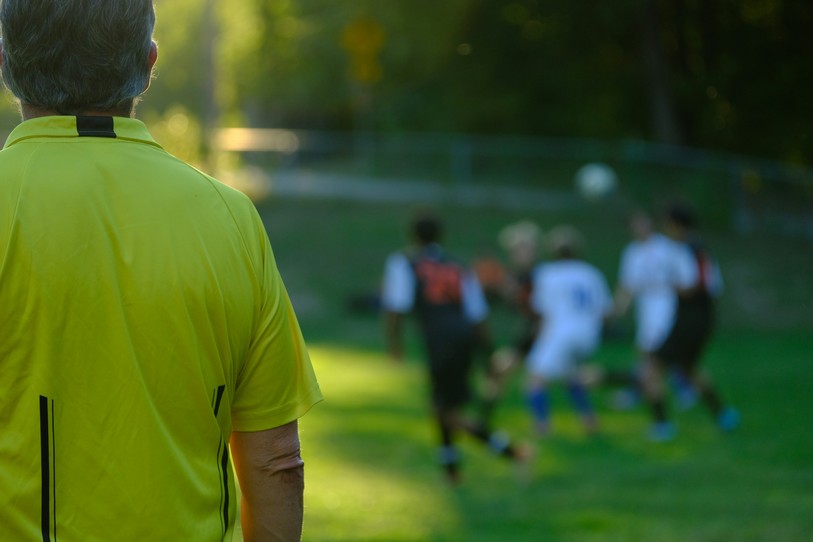 Image prétexte d’arbitre de foot. Photo : Unsplash