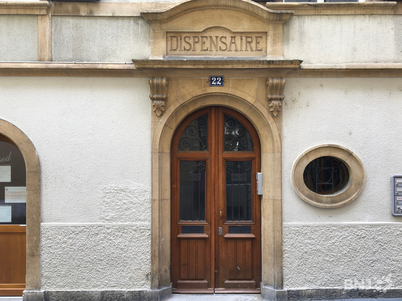 Le Dispensaire des rues de Neuchâtel a été contraint d’arrêter sa distribution publique de bons alimentaires et de kits sanitaires aux plus démunis. Il planche sur de nouvelles solutions. 