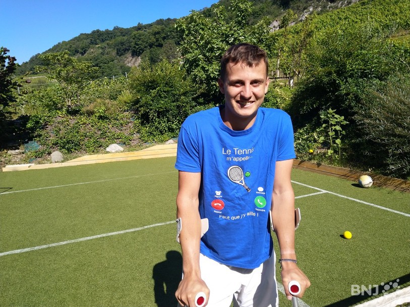 Comme son t-shirt l'affirme : le tennis l'appelle. Mais Damien Wenger devra encore patienter avant d'y répondre.