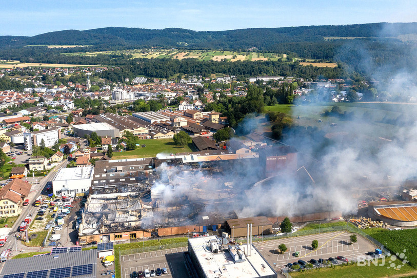 Un incendie ravageur s'est déclaré dans la nuit de jeudi à vendredi à Laufon (photo : Georges Henz).