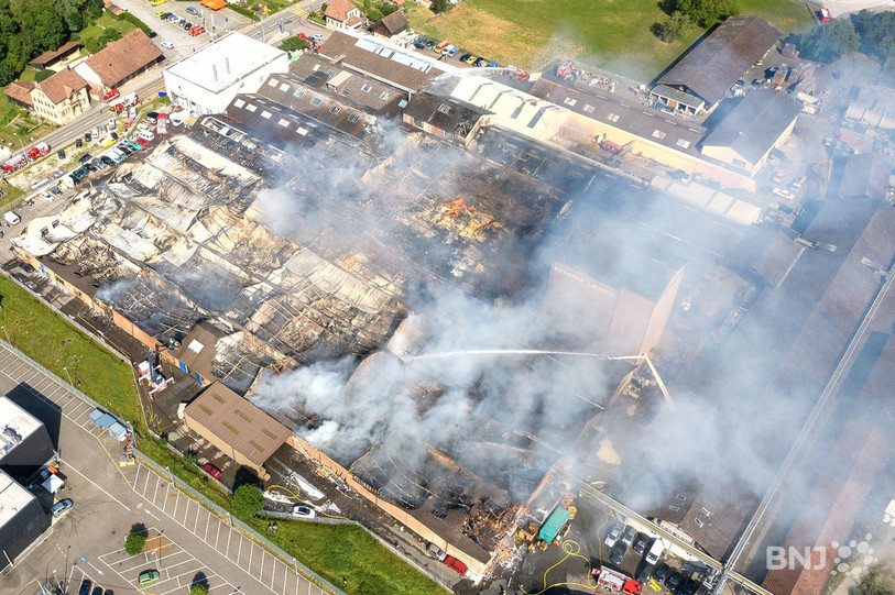 Le feu a pris dans des halles industrielles. L'origine du sinistre doit encore être déterminée (photo : Georges Henz).