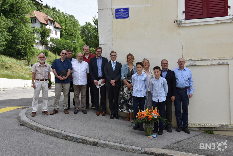 Les autorités de St-Imier et le président de la Paroisse catholique-chrétienne ont accueilli la famille de Denise Bindschedler-Robert pour l'occasion.