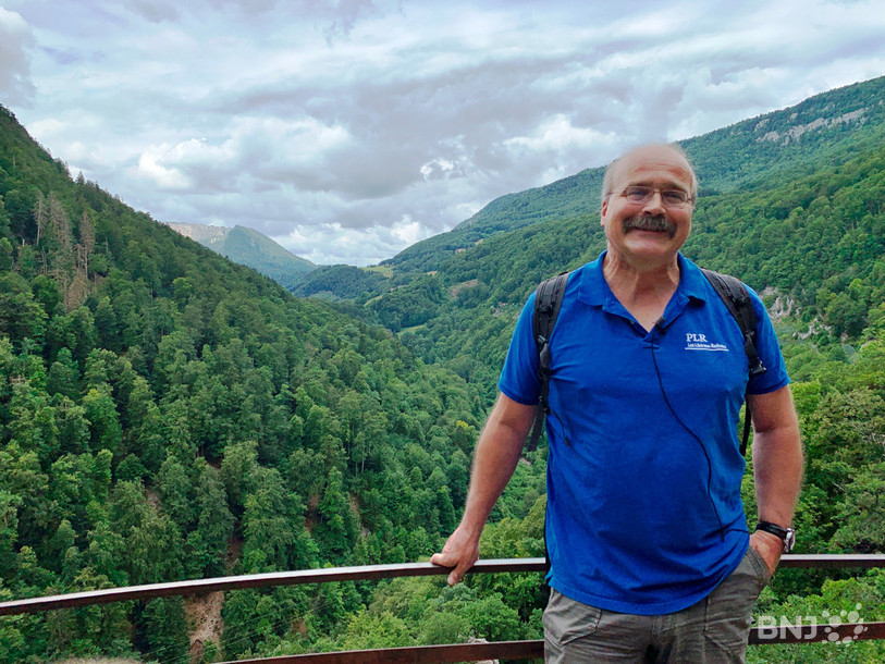 Philippe Bauer, et, au fond, le Creux-du-Van.