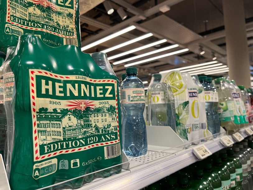 De l'Henniez verte. Si vous cherchez de l'Henniez rouge, il faut s'armer de patience.