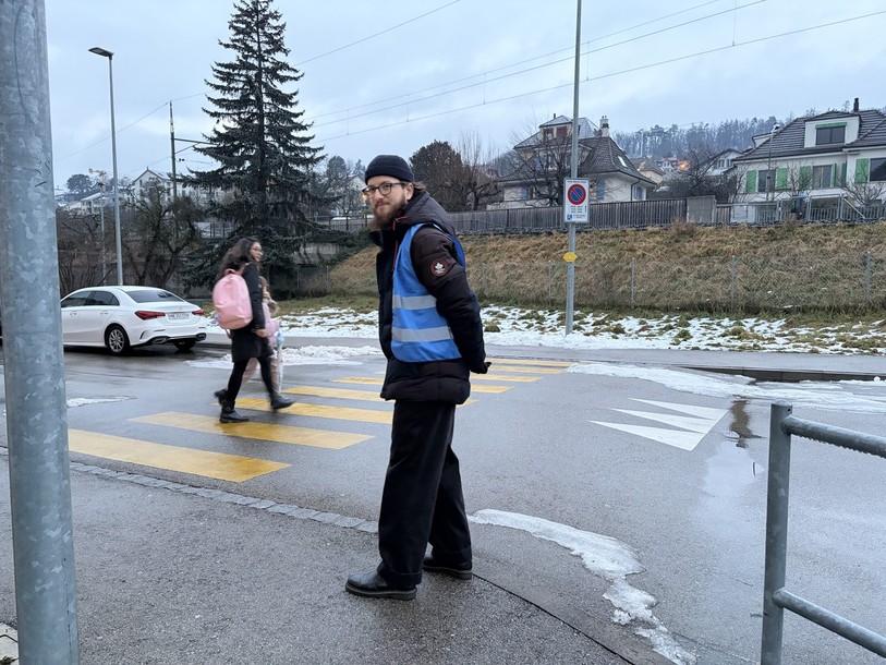 Florent Ryser est coach en circulation depuis une semaine. Il rappelle les bonnes pratiques de sécurité aux abords des écoles de la commune de Neuchâtel. 