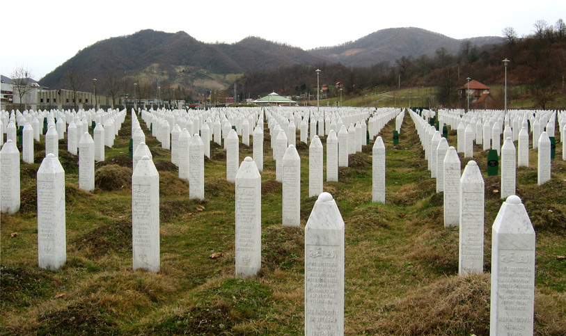 Les pierres tombales au mémorial de Srebrenica. (photo: wikipedia commons)