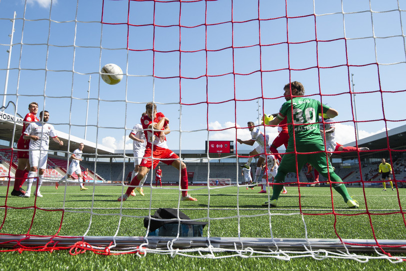 Le joueur de Thoune Ridge Munsy marque le 1-0 face à Laurent Walthert lors du match de Super League entre Thoune et Neuchâtel Xamax FCS (photo : KEYSTONE/Peter Klaunzer).