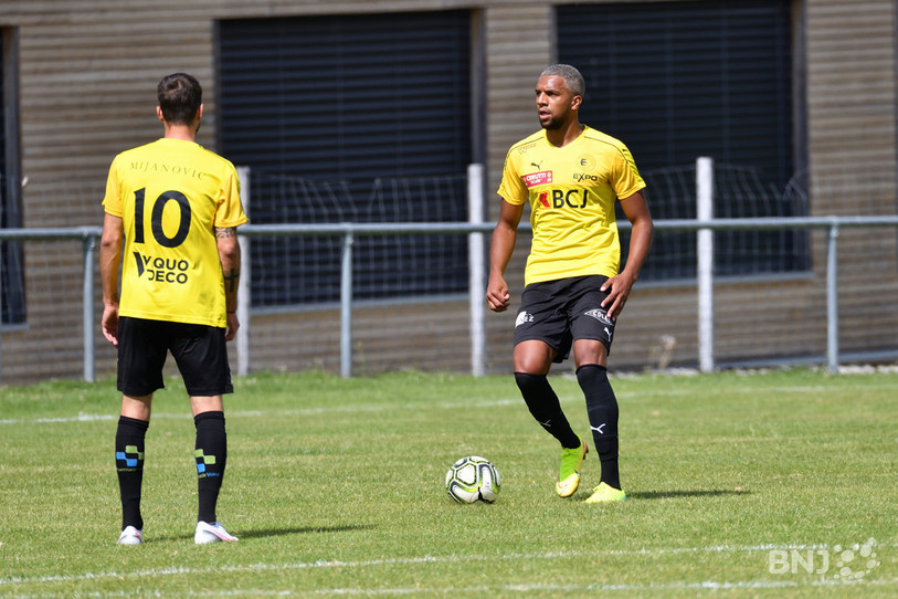 Thomas Domingos et Steve Antunes (de dos) ont participé à cette victoire du FC Bassecourt (photo : archives/Georges Henz).