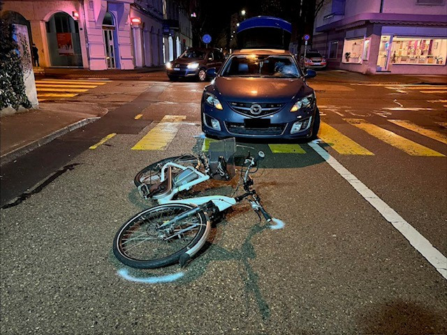 Un vélo électrique a été percuté par une voiture jeudi à Delémont. (Photo : police cantonale jurassienne)