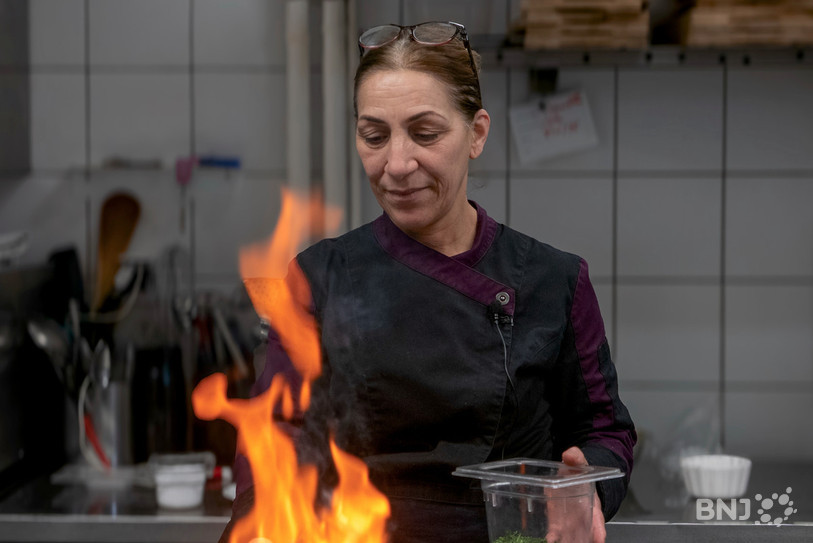Sadia Fadli prépare les rognons de veau dans sa cuisine, son précieux lieu de vie.