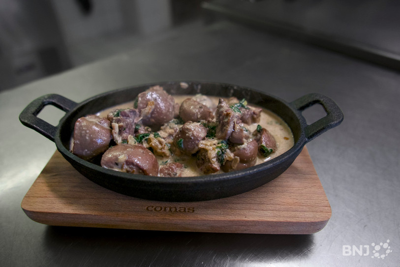 Une cassolette de rognons de veau dont le fumet invite à la dégustation.