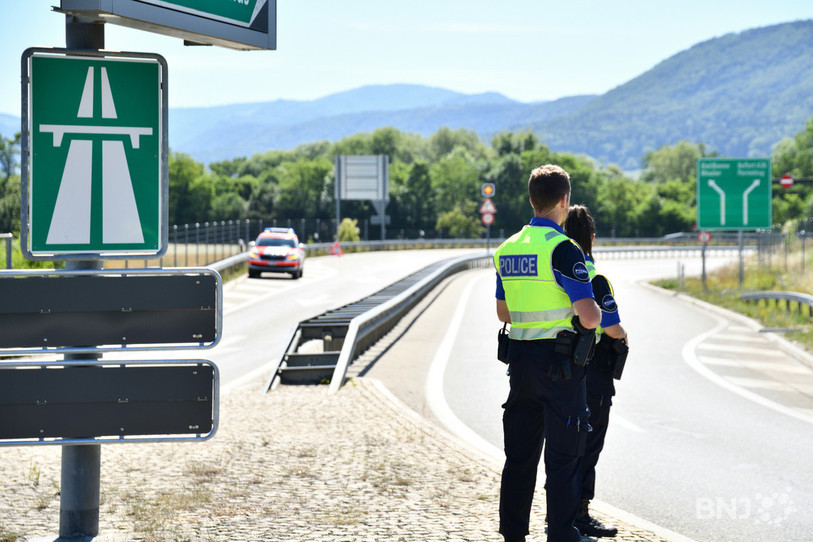 La police jurassienne a mené une opération mardi à la jonction de l'autoroute A16, à Glovelier. (Photo d'illustration : Georges Henz/archives)
