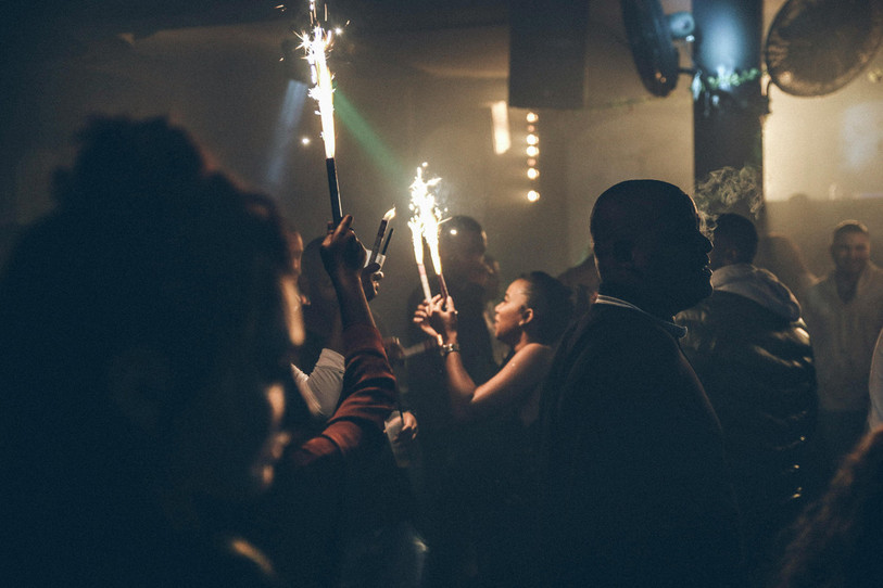 Les engins pyrotechniques seront désormais interdits en intérieur dans les bars et discothèques de la région. (photo : libre de droit)