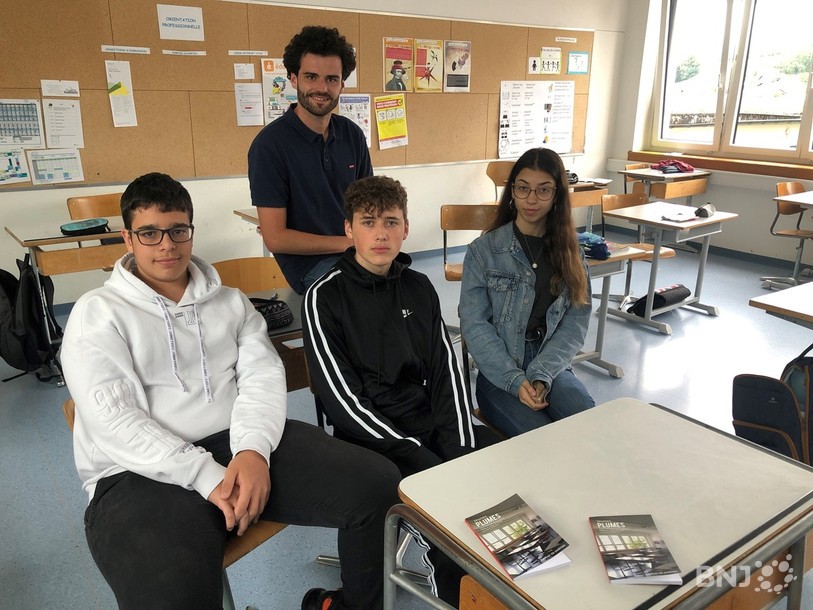 Trois jeunes poètes nous ont présentés leur création en présence de leur enseignant Valentin Winistoerfer. De gauche à droite : Matias Marcos, Grégoire Jobin et Inês Morais.