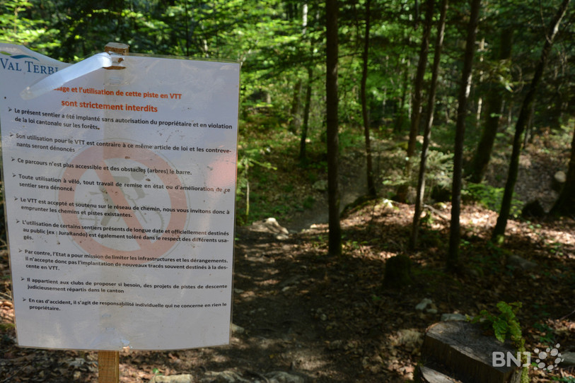 Sur les hauteurs de Vicques, des panneaux interdisent désormais l'accès aux pistes de VTT dites illégales. Certaines sont utilisées depuis de nombreuses années.