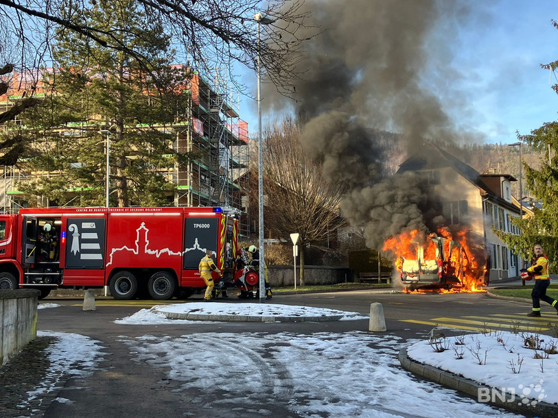 Le minibus a été entièrement détruit.